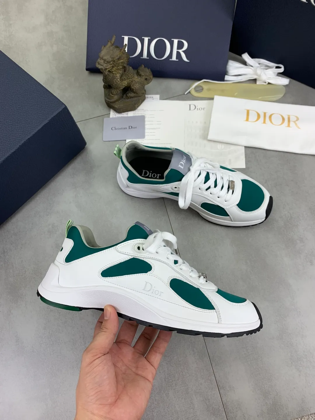 Men's shoes 💰P560 The new DIOR Dior sneakers are carefully made of black grained first-layer cowhide, embellished with the same color Dior Gravity embossed effect, which is exquisite and extraordinary. The interior is made of the same color sheep lining, which is soft and comfortable. Complete with original custom multi-color mohair wide laces and matte black-finished brass eyelets, the tonal rubber sole is embellished with the Oblique pattern, and the contrasting Dior 30 Avenue Montaigne logo on the rear tail adds style to the casual look. Size: 35-45 for men and women Color: 3️⃣ colors available
